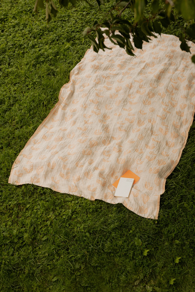 LapuanKankurit-x-mina-perhonen-KESAKUKKA-linen-blanket-cinnamon-photocredit-Wilma-Hetemaj-3-scaled.webp
