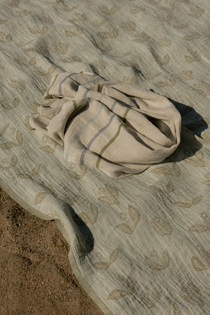 LapuanKankurit-VIRTA-towel-linen-olive-grey-and-KESAKUKKA-jade-olive-photocredit-Wilma-Hetemaj-7-scaled.webp