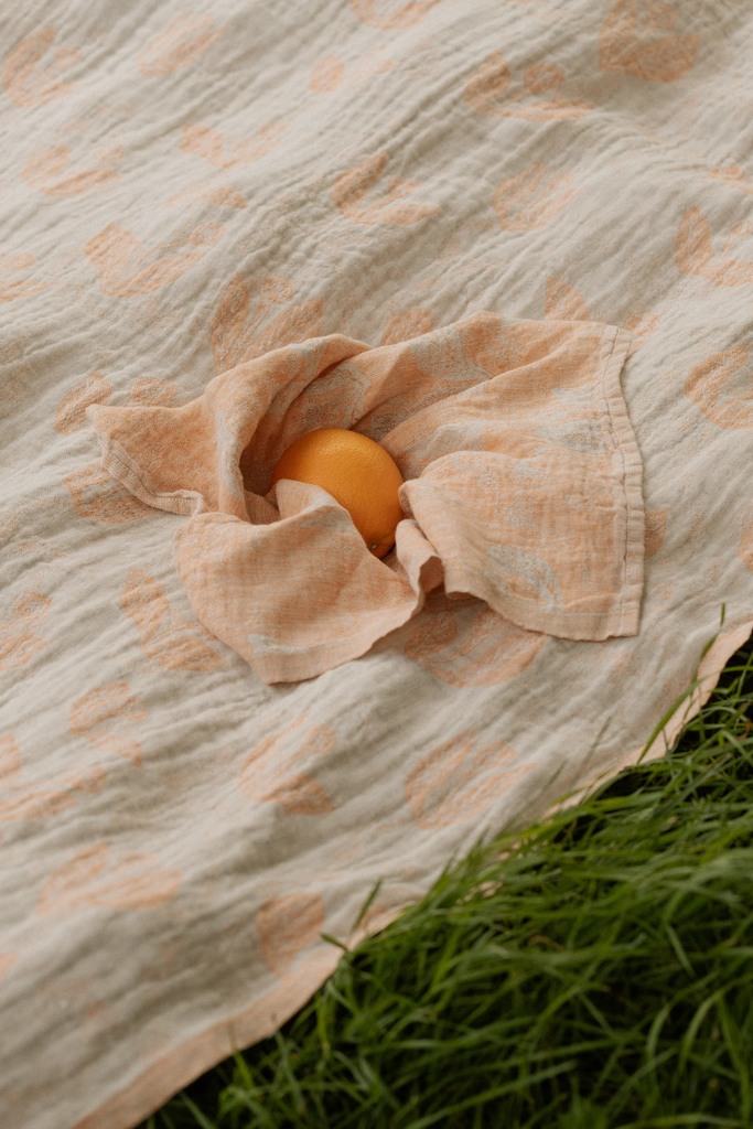 LapuanKankurit-x-mina-perhonen-KESAKUKKA-linen-towel-and-blanket-linen-cinnamon-photocredit-Wilma-Hetemaj-scaled.webp