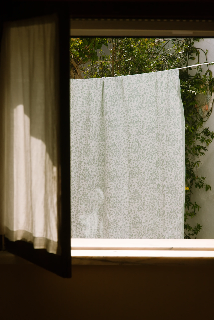 LapuanKankurit-Niitty-tablecloth-blanket-white-aspen-green-scaled.webp