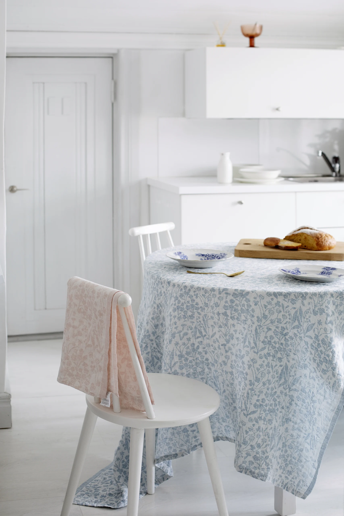 LapuanKankurit-Niitty-tablecloth-blanket-white-rainy-blue-and-Niitty-towel-white-rose-1-scaled.webp