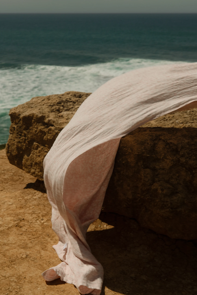 LapuanKankurit-Niitty-tablecloth-blanket-white-rose-Photocredit-Wilma-Hetemaj-scaled.webp