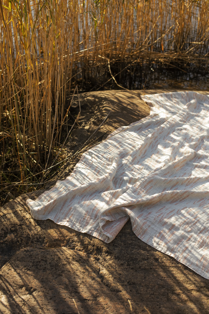 LapuanKankurit-Osmankaami-blanket-tablecloth-linen-cinnamon_1-scaled.webp