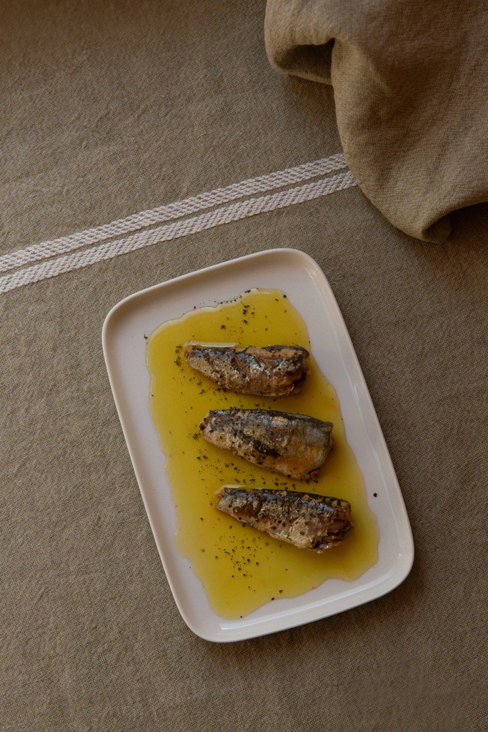 LapuanKankurit-VENLA-tablecloth-melange-olive-white-photocredit-Wilma-Hetemaj-1-scaled.webp