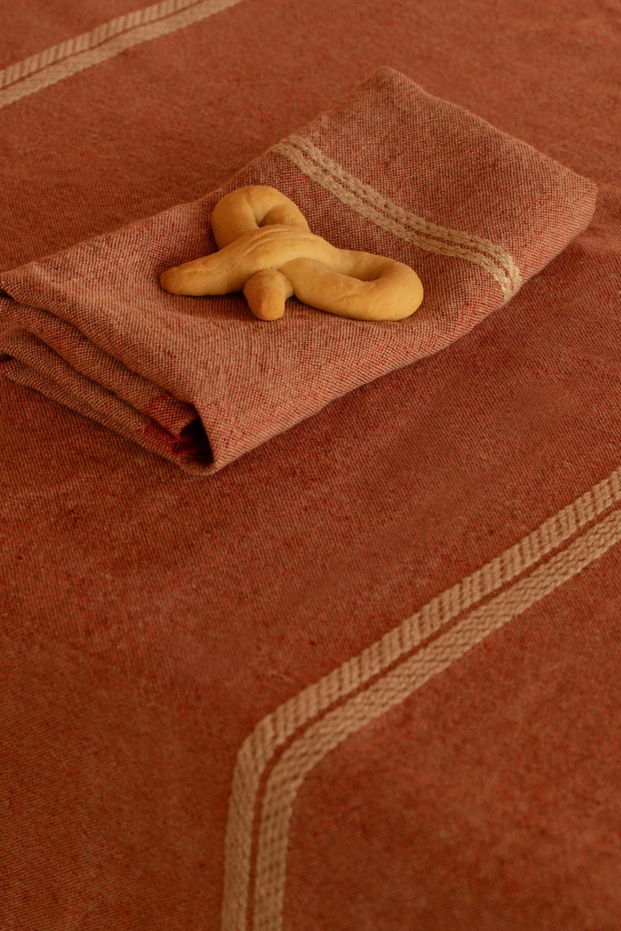 LapuanKankurit-VENLA-tablecloth-and-napkin-bordeaux-linen-photocredit-Wilma-Hetemaj-1-scaled.webp