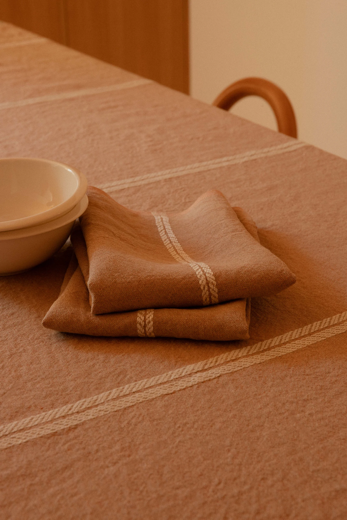 LapuanKankurit-VENLA-tablecloth-and-napkins-melange-cinnamon-white-photocredit-Wilma-Hetemaj-1-scaled.webp