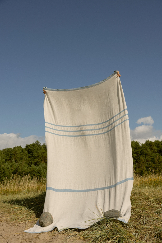 LapuanKankurit-USVA-blanket-linen-blue-photocredit-Wilma-Hetemaj-1024x1536.webp