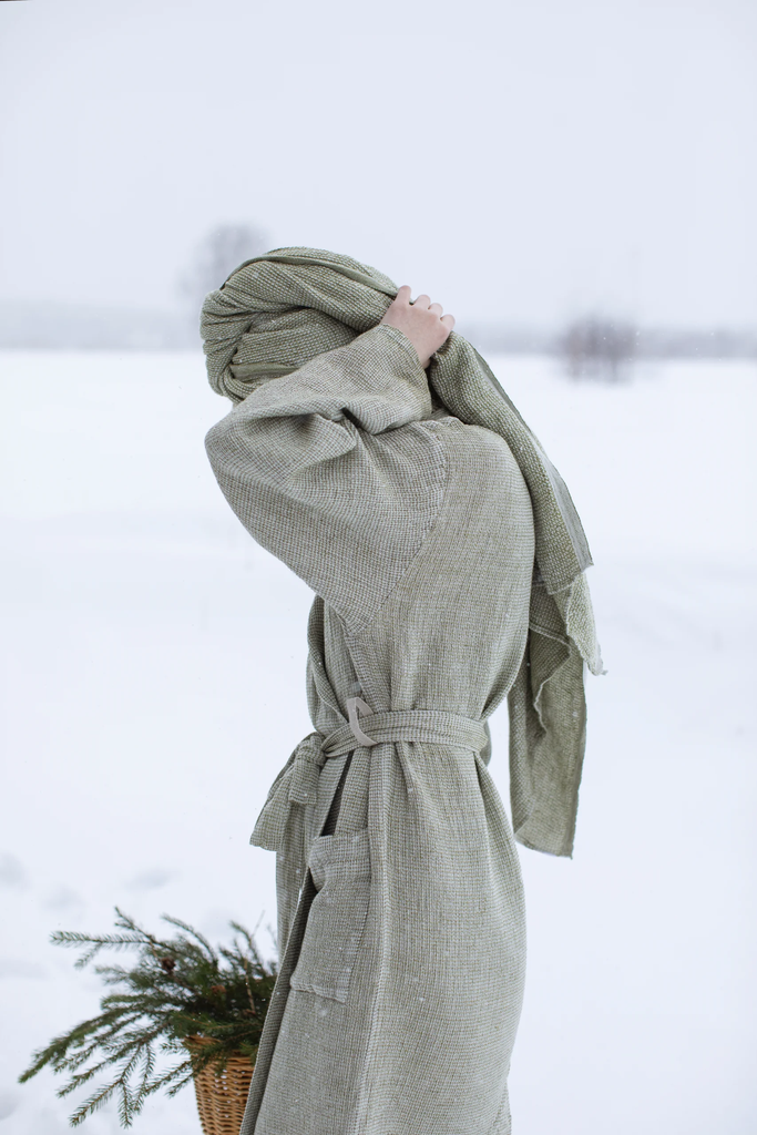 LapuanKankurit-Terva-bathrobe-and-towel-white-olive-1-scaled.webp