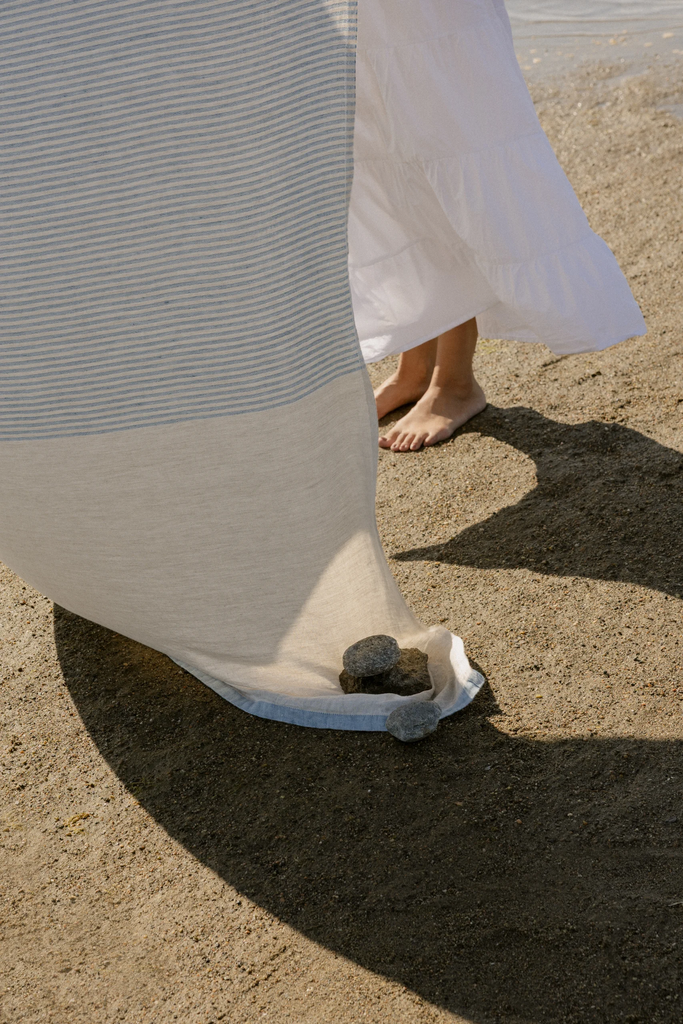 LapuanKankurit-KAISLA-blanket-linen-blue-photocredit-Wilma-Hetemaj-2-scaled.webp