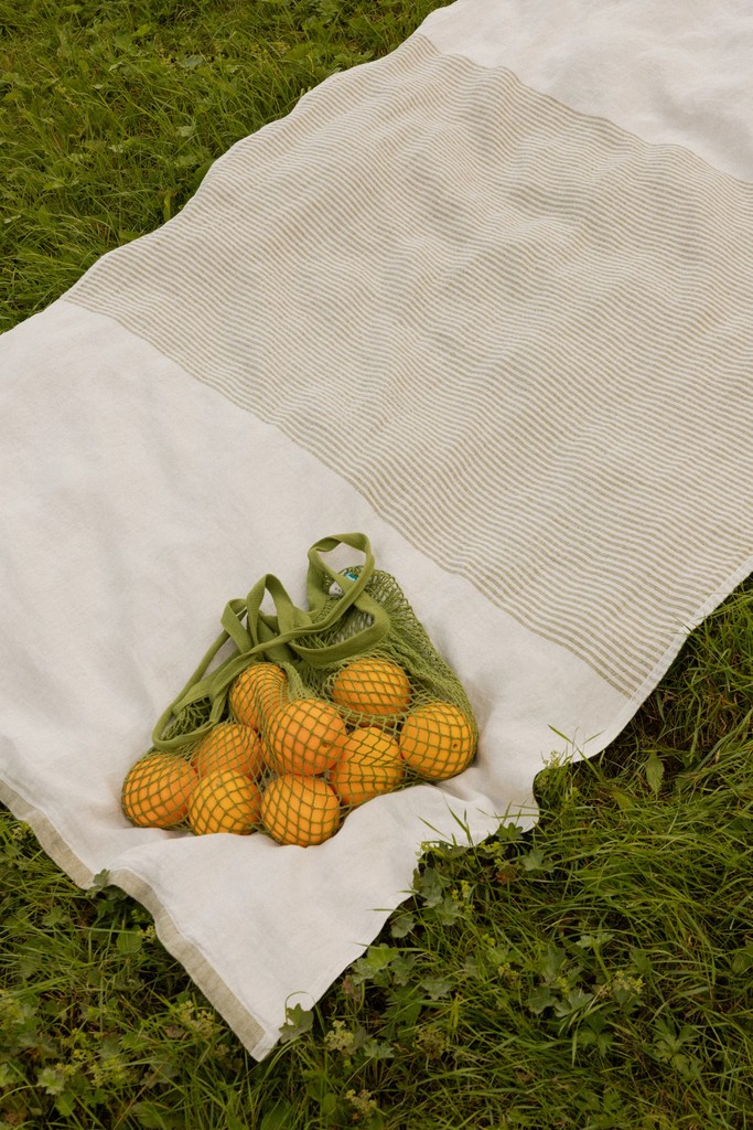 LapuanKankurit-KAISLA-linen-blanket-linen-olive-photocredit-Wilma-Hetemaj-scaled.webp