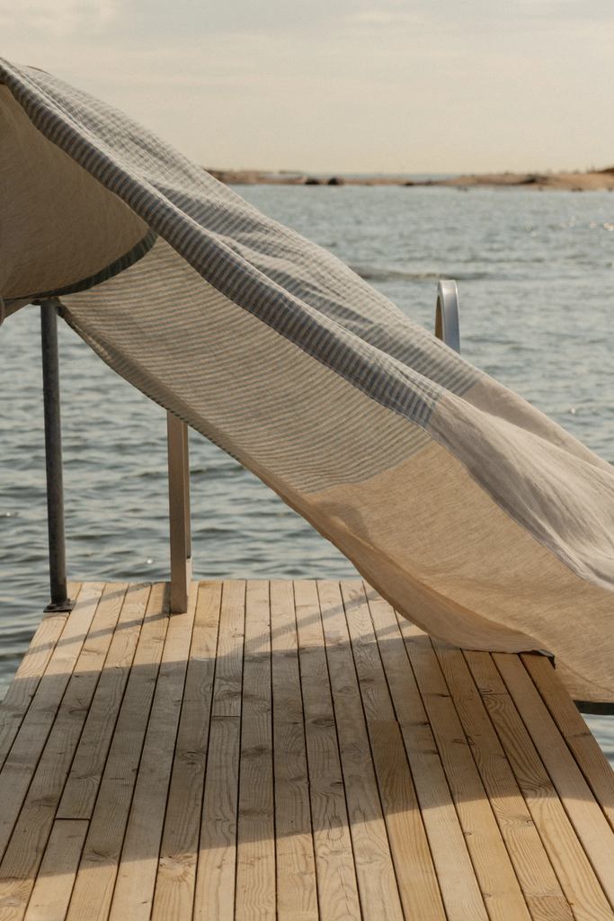 LapuanKankurit-KAISLA-linen-blanket-linen-blue-photocredit-Wilma-Hetemaj-scaled.webp