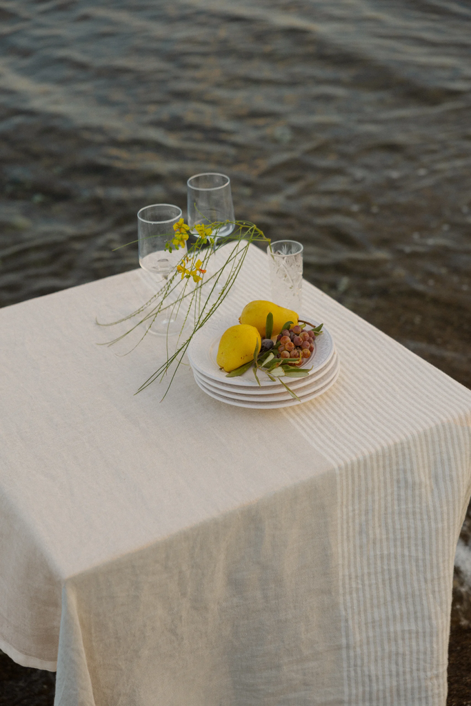 LapuanKankurit-Kaisla-tablecloth-blanket-linen-white-2-photocredit-Wilma-Hetemaj-scaled.webp