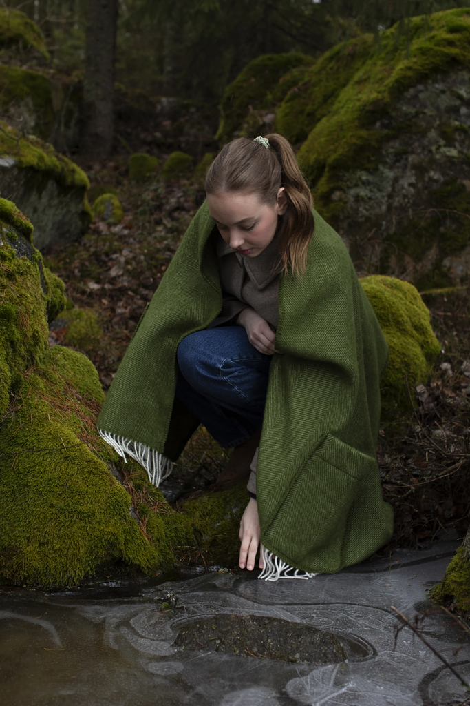 LapuanKankurit-Arvo-pocket-shawl-white-olive-3-scaled.webp