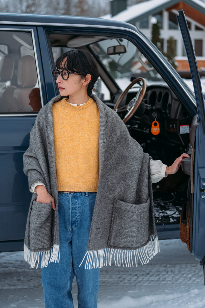 LapuanKankurit-Arvo-pocket-shawl-white-natures-brown-5-Photocredit-Kei-Maeda-scaled.webp
