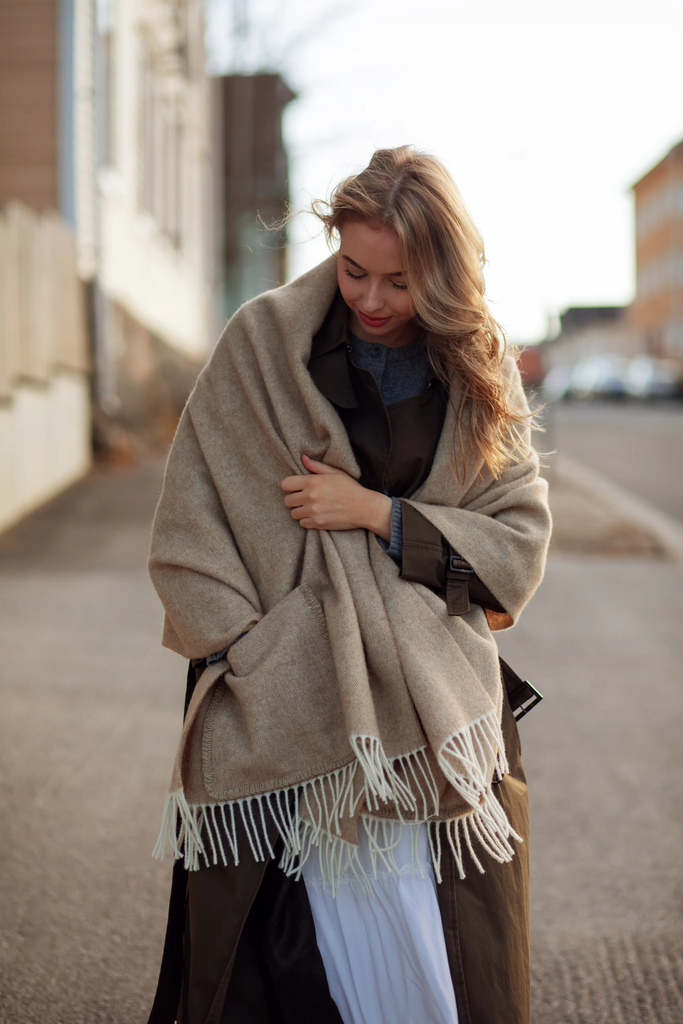 LapuanKankurit-ARVO-pocket-shawl-beige-scaled.webp