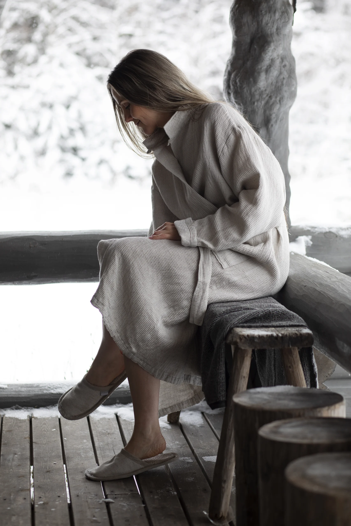 LapuanKankurit-Terva-bathrobe-white-linen-and-Onni-slippers-linen-4-scaled.webp