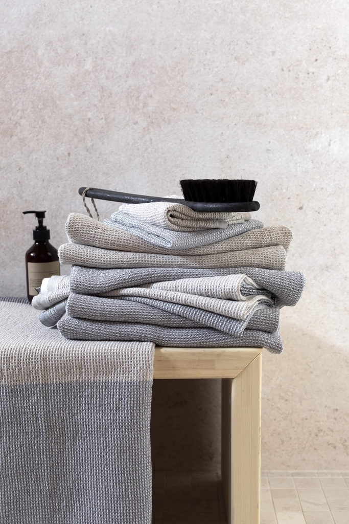 LapuanKankurit-Terva-towels-white-linen-grey-scaled (1).webp