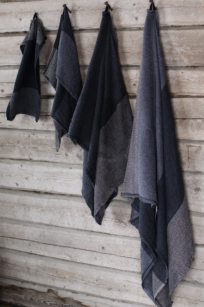 LapuanKankurit-Terva-towel-black-multi-grey-3-scaled-e1745170511776 (1).webp