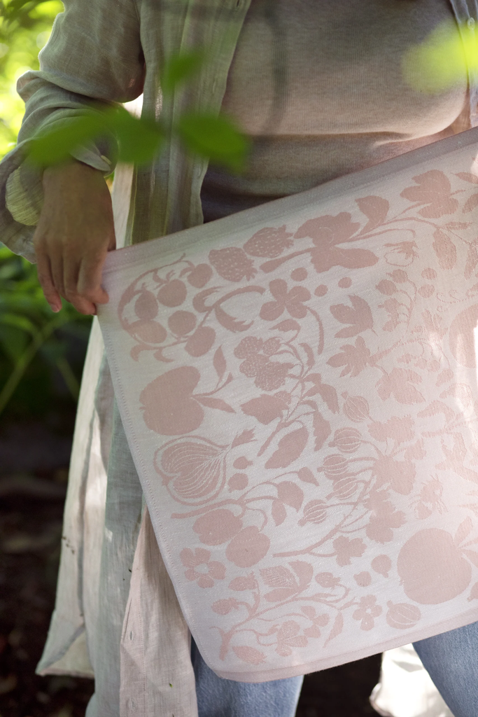 LapuanKankurit-Puutarha-towel-napkin-white-rose-2-scaled.webp