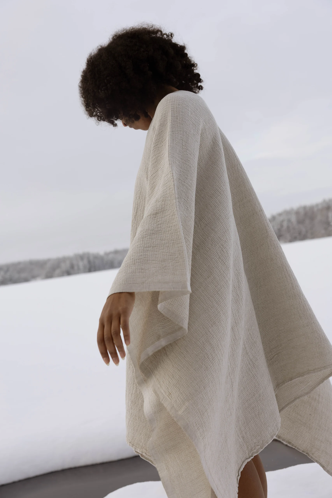 LapuanKankurit-Terva-poncho-white-linen-7-scaled.webp