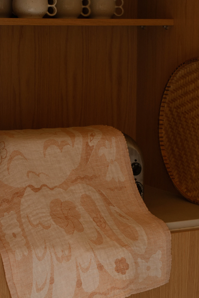 LapuanKankurit-KAKSIN-towel-white-cinnamon-photocredit-Wilma-Hetemaj-2-scaled.webp