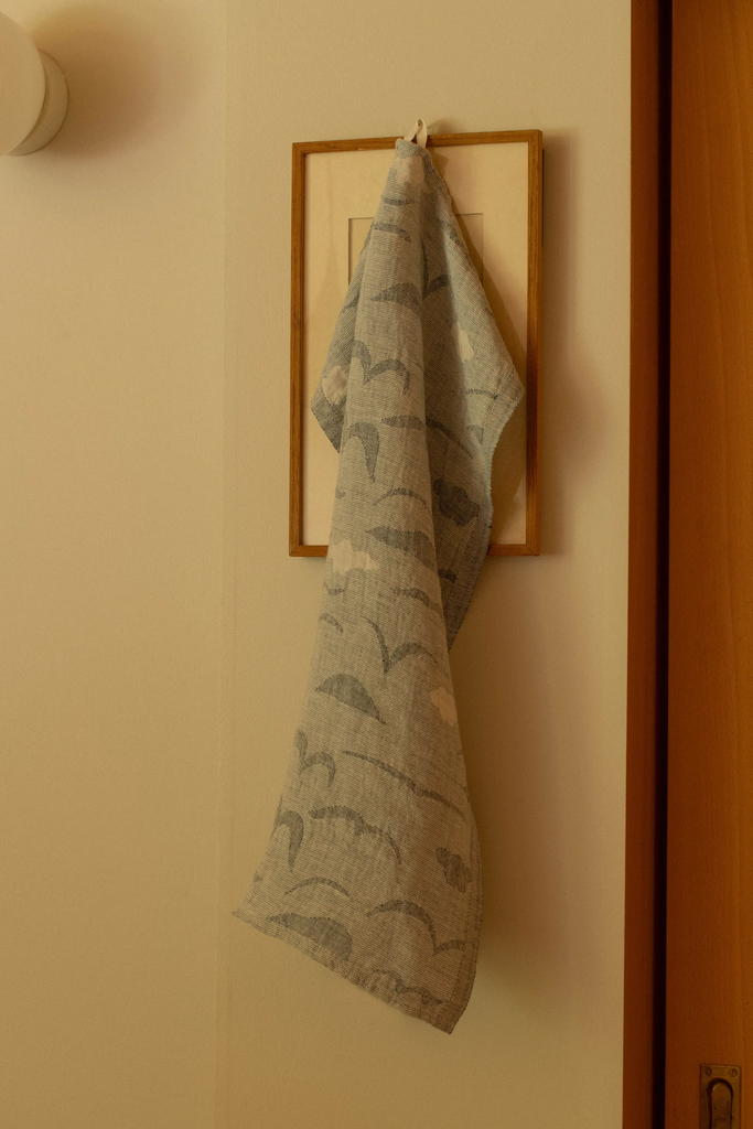 LapuanKankurit-RANNALLA-towel-white-blue-photocredit-Wilma-Hetemaj-1-scaled.webp