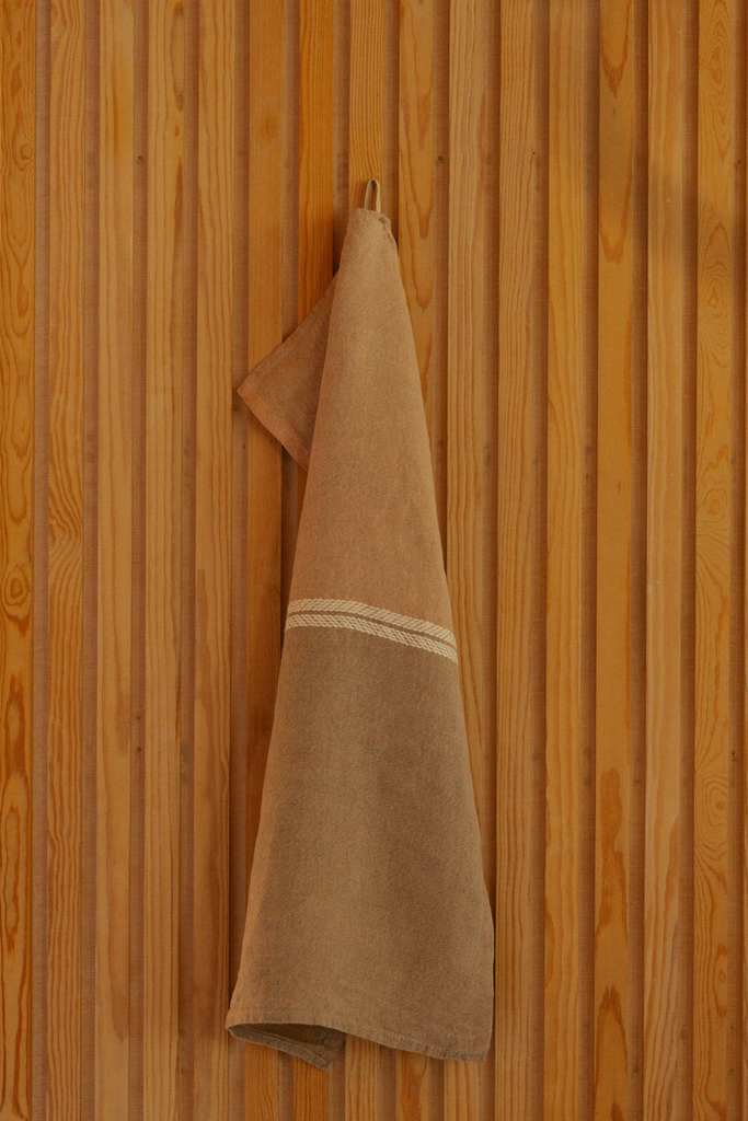 LapuanKankurit-VENLA-towel-melange-cinnamon-white-photocredit-Wilma-Hetemaj-1-scaled.webp