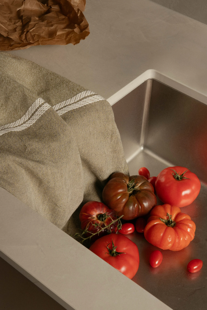 LapuanKankurit-VENLA-towel-melange-olive-white-photocredit-Wilma-Hetemaj-1-scaled.webp