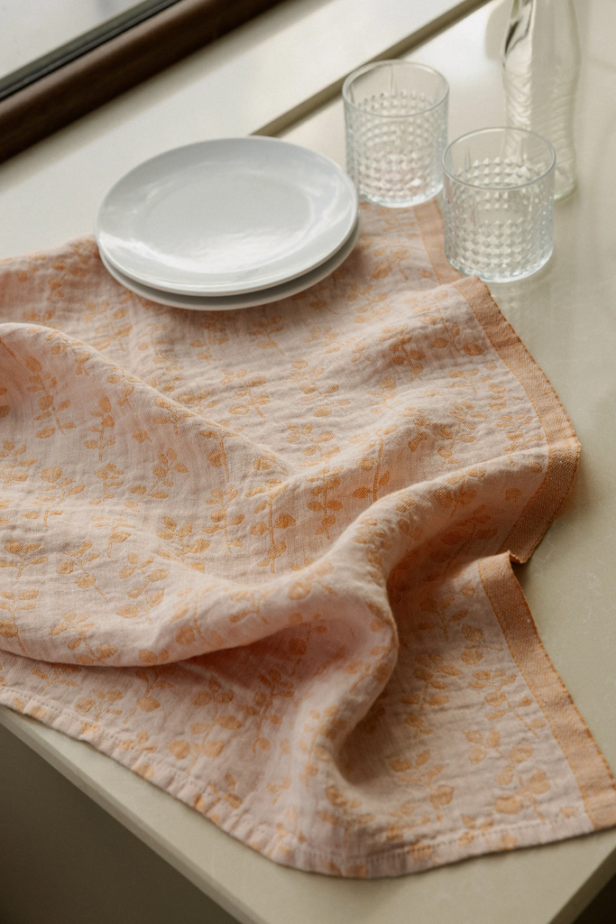 LapuanKankurit-Meirami-towel-rose-cinnamon-3-photocredit-Wilma-Hetemaj-scaled.webp