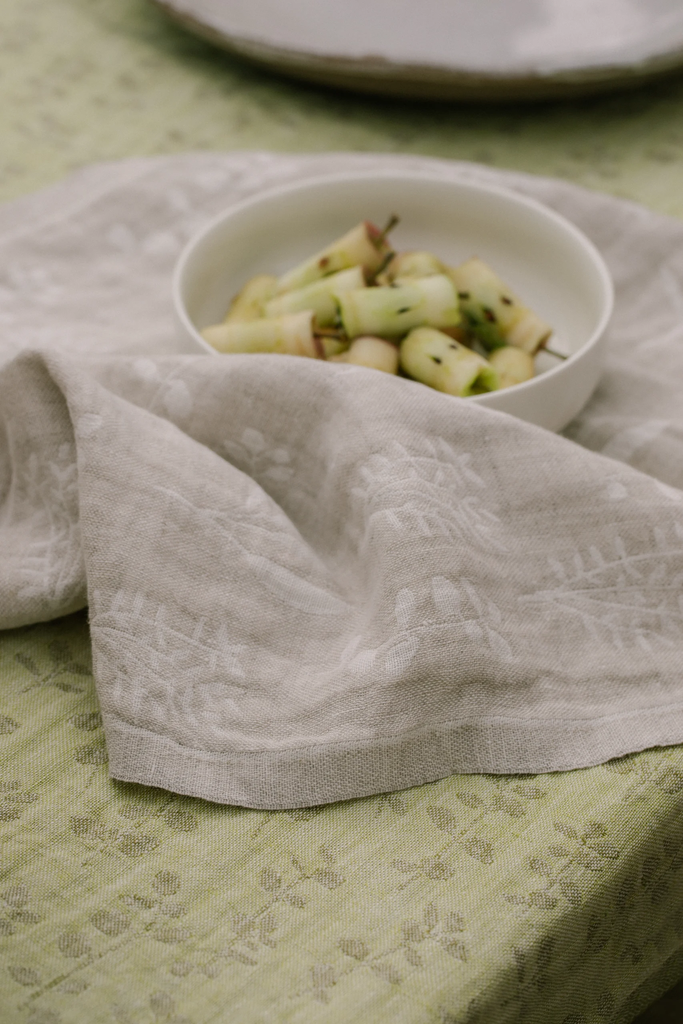 LapuanKankurit-Meirami-tablecloth-lime-olive-and-Salvia-towel-white-linen-1-scaled.webp