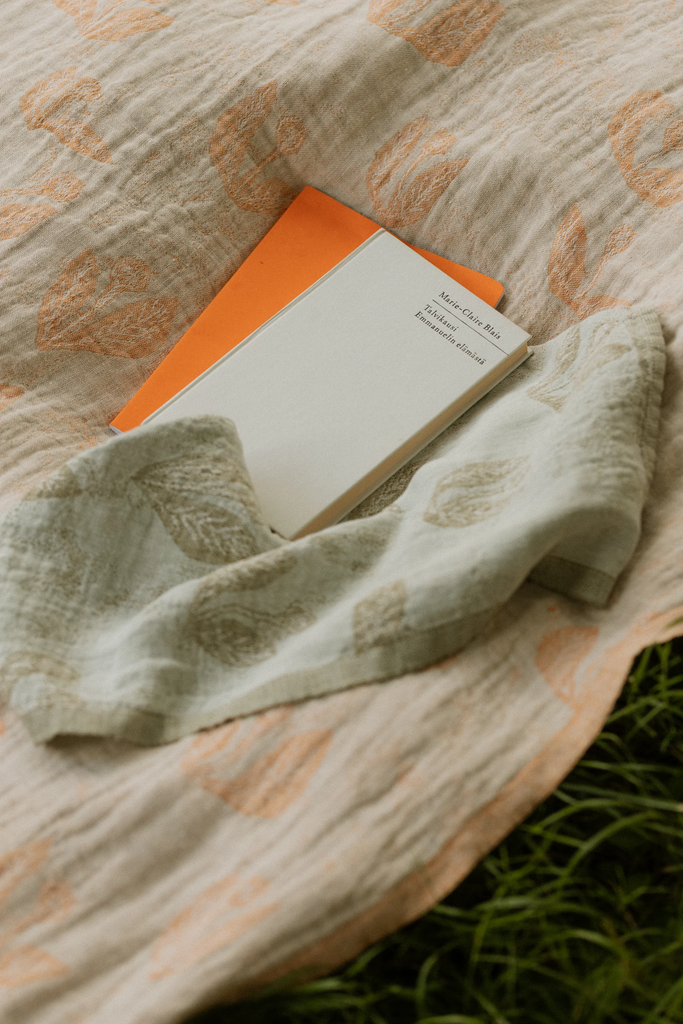 LapuanKankurit-x-mina-perhonen-KESAKUKKA-linen-towel-napkin-jade-olive-and-blanket-linen-cinnamon-photocredit-Wilma-Hetemaj-scaled.webp