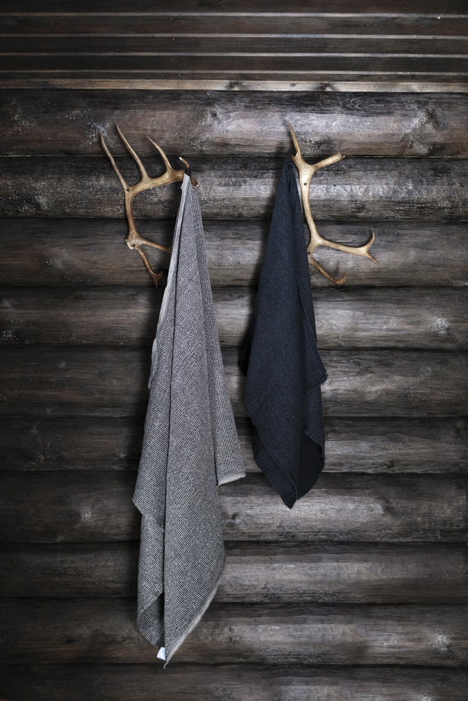 LapuanKankurit-Terva-towel-black-linen-and-black-graphite-2-1-scaled.webp