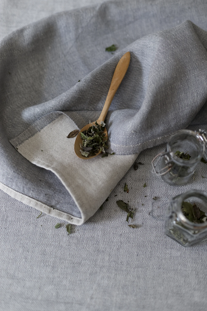 LapuanKankurit-Duo-towel-linen-fumo-and-Kaste-tablecloth-scaled.webp