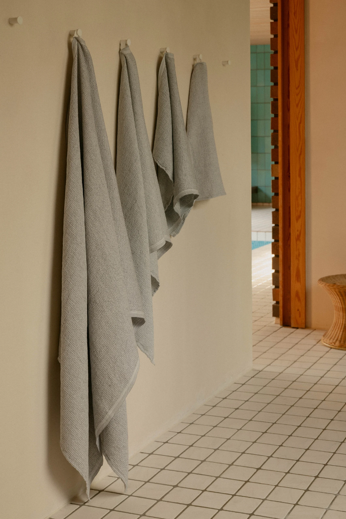 LapuanKankurit-TERVA-towels-white-linen-photocredit-Wilma-Hetemaj-3-scaled.webp