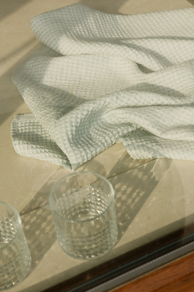 LapuanKankurit-Maija-towel-white-jade-1-photocredit-Wilma-Hetemaj-scaled.webp