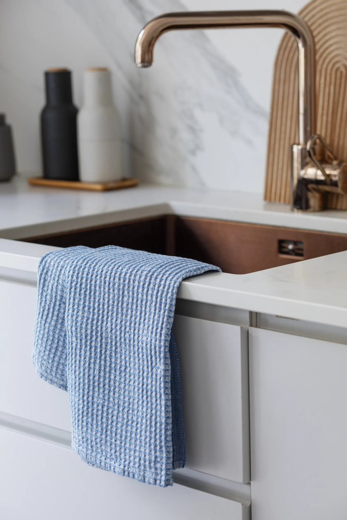 LapuanKankurit-Maija-towel-white-rainy-blue-scaled.webp