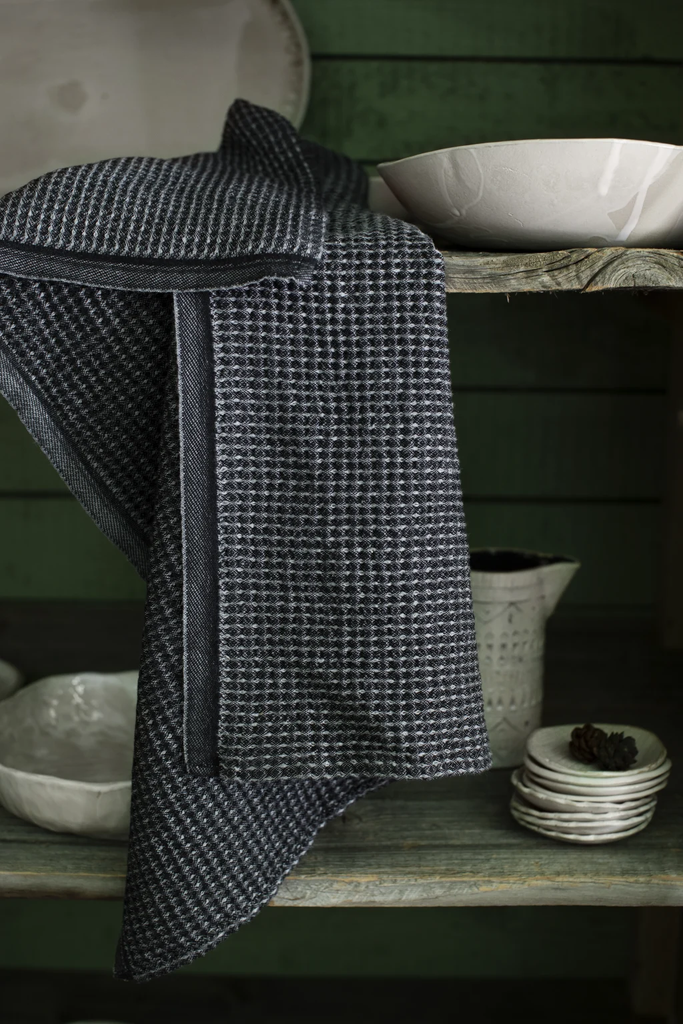 LapuanKankurit-Maija-towel-black-grey-1024x1536.webp