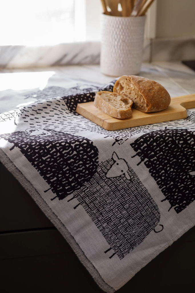 LapuanKankurit-Pakapaat-towel-white-black-2-scaled.webp