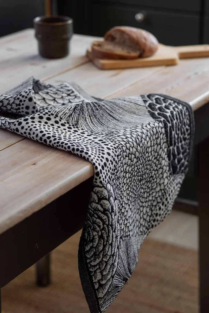 LapuanKankurit-Ruut-towel-white-black-1-scaled.webp