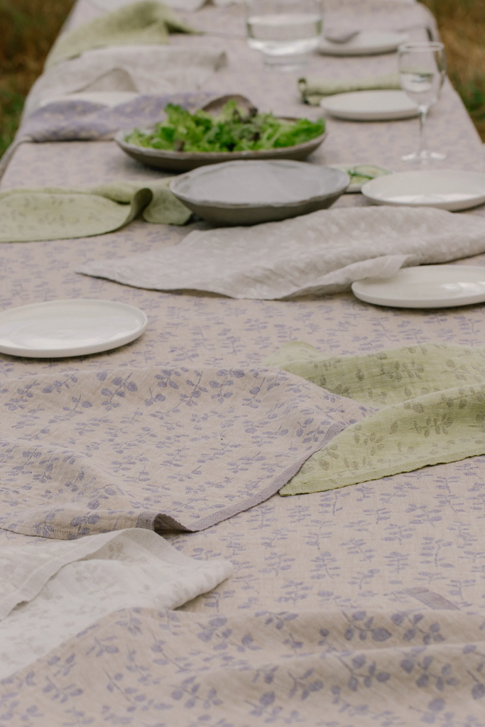 LapuanKankurit-MEIRAMI-tablelinen-lavender-and-napkins-2-scaled.webp