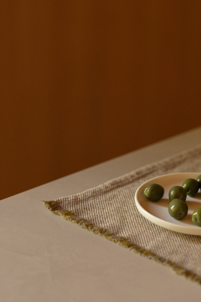 LapuanKankurit-LOUNAS-placemat-olive-photocredit-Wilma-Hetemaj-1-scaled.webp