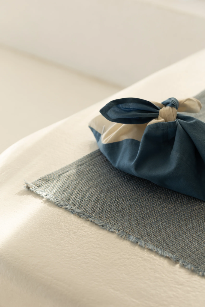 LapuanKankurit-Lounas-placemat-blue-2-photocredit-Wilma-Hetemaj-scaled.webp