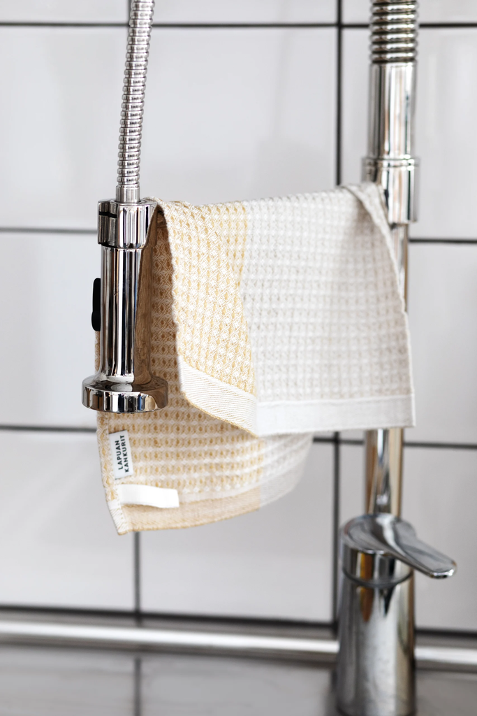 LapuanKankurit-Eeva-dishcloth-towel-linen-gold-scaled.webp