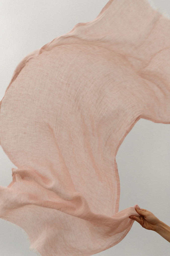 LapuanKankurit-Halaus-scarf-light-rose-photocredit-Wilma-Hetemaj-Styling-Susanna-Vento-14-scaled.webp