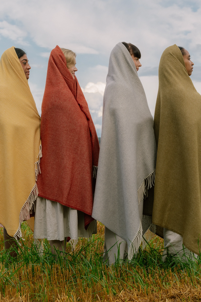 LapuanKankurit-Lepo-blanket-white-ochre-white-cinnamon-white-grey-and-white-olive-4-scaled.webp