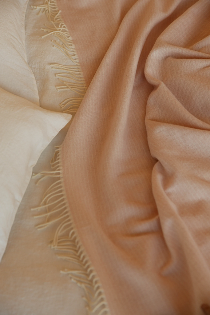 LapuanKankurit-Lepo-blanket-white-rose-scaled.webp
