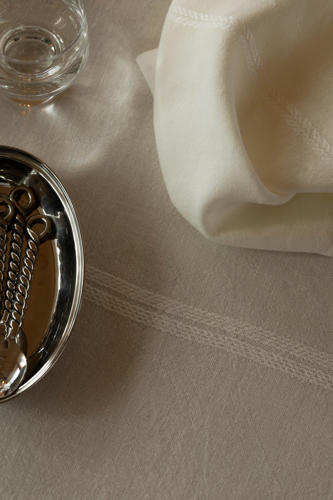 LapuanKankurit-Venla-tablecloth-and-napkin-white-2-scaled (1).webp