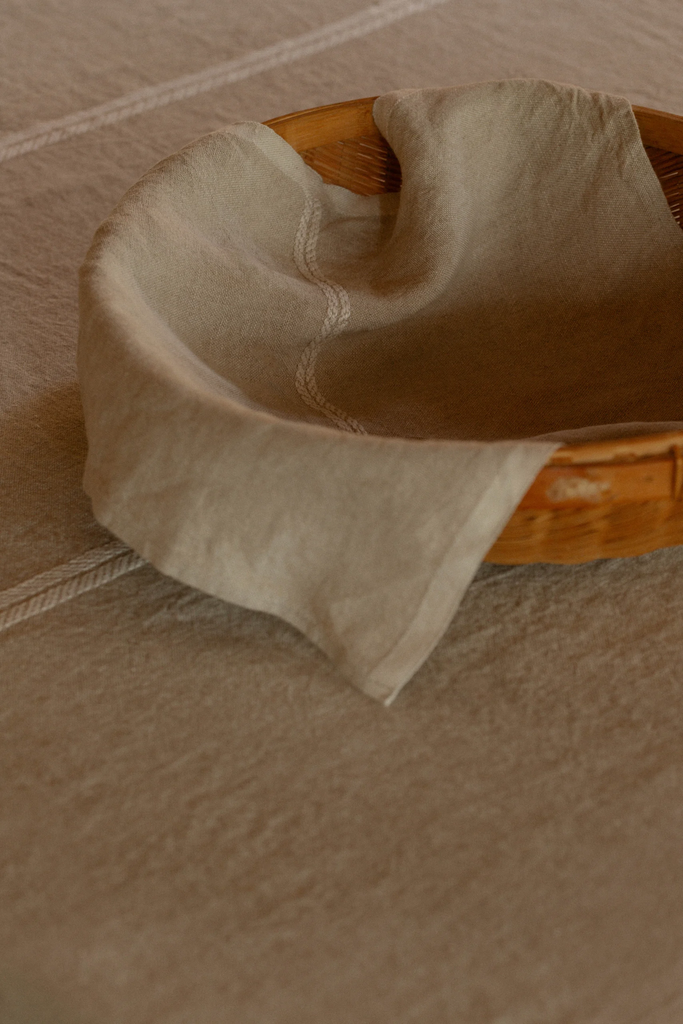 LapuanKankurit-VENLA-tablecloth-and-napkins-melange-linen-white-photocredit-Wilma-Hetemaj-1-scaled.webp