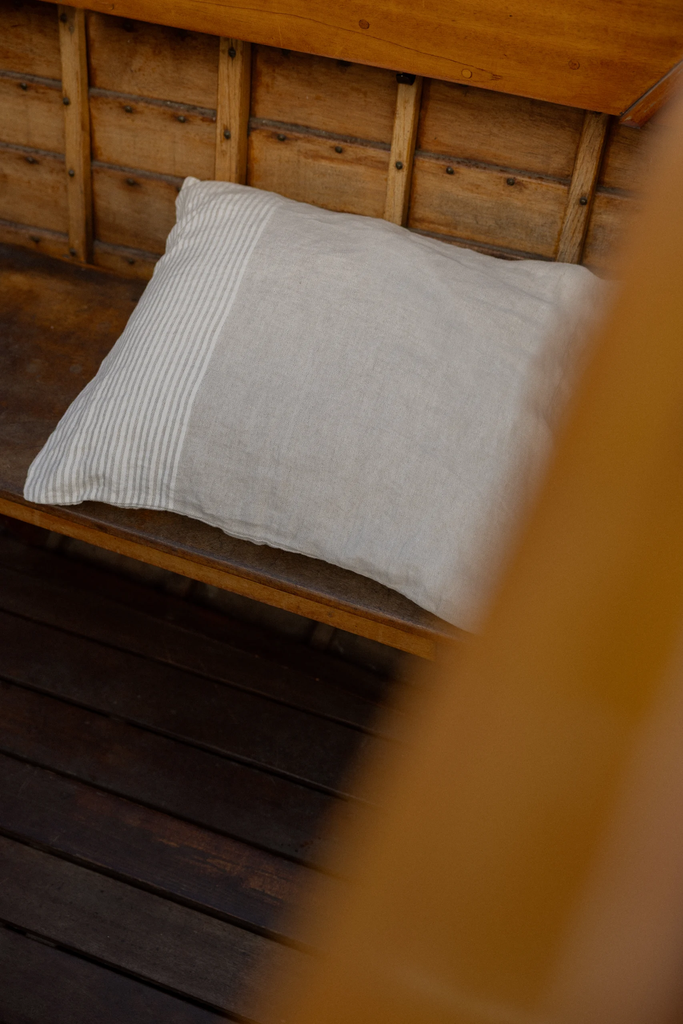 LapuanKankurit-KAISLA-cushion-cover-linen-white-photocredit-Wilma-Hetemaj-scaled.webp