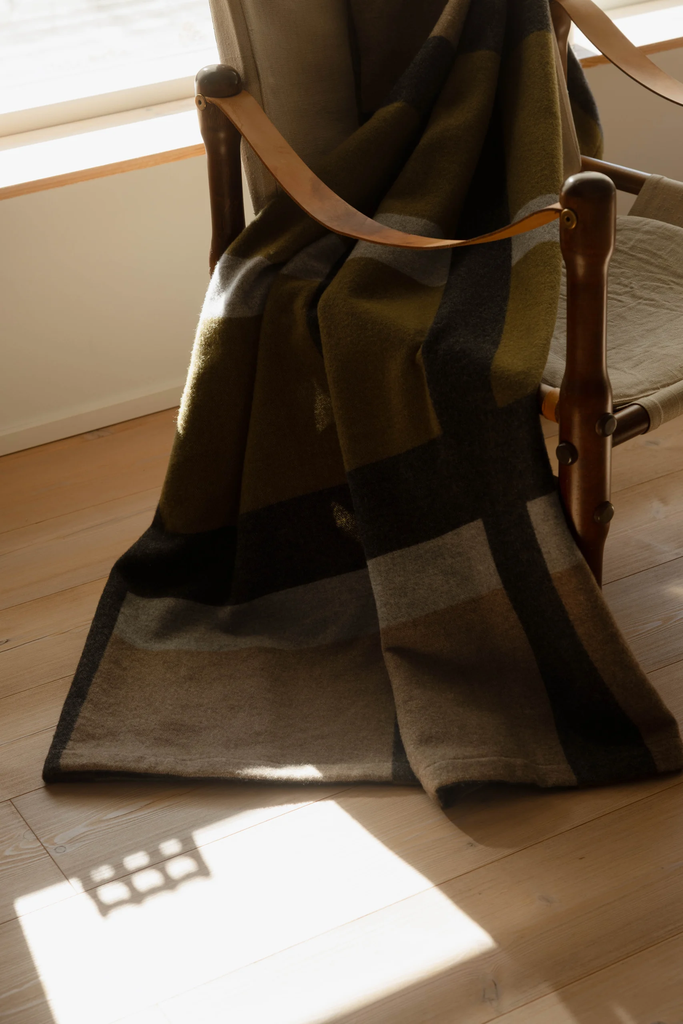 LapuanKankurit-Ruusa-blanket-beige-olive-grey-1-scaled.webp